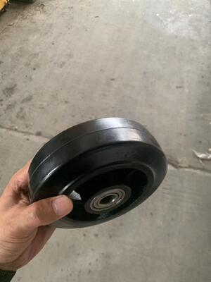 Roda de rodízio giratória de borracha com núcleo de ferro fundido de 4 polegadas para serviço pesado com placa superior e freio