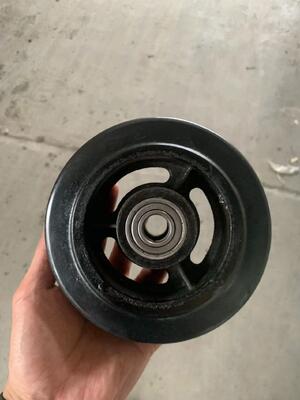 Roda de rodízio giratória de borracha com núcleo de ferro fundido de 4 polegadas para serviço pesado com placa superior e freio